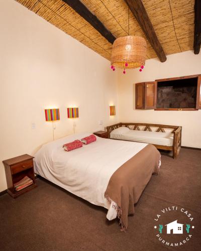ein Schlafzimmer mit zwei Betten in einem Zimmer in der Unterkunft La Vilti casa de Purmamarca in Purmamarca