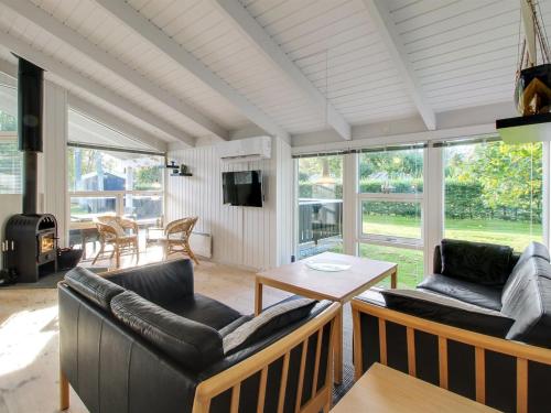 een woonkamer met 2 banken en een tafel bij Holiday Home Clari - 500m from the sea in NE Jutland by Interhome in Hals