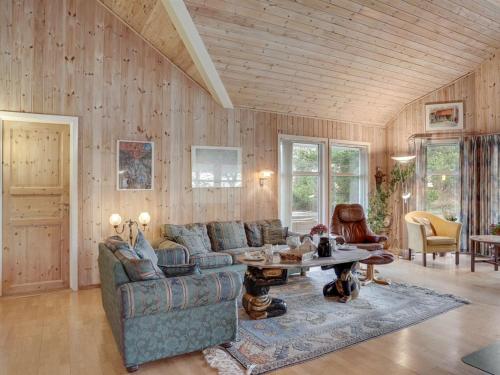 - un salon avec un canapé et une table dans l'établissement Holiday Home Annestine - 50m from the sea in NE Jutland by Interhome, à Hals