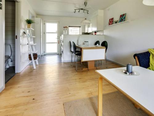 cocina y sala de estar con mesa y sillas en Apartment Osfrid - 100m from the sea in NE Jutland by Interhome en Hals
