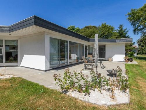 uma casa com um pátio no quintal em Holiday Home Helja - 125m from the sea in NE Jutland by Interhome em Hals