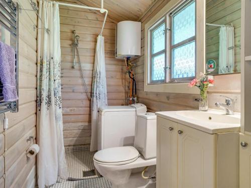 uma casa de banho com um WC e um lavatório em Holiday Home Uuno - 1-2km from the sea in NE Jutland by Interhome em Hadsund