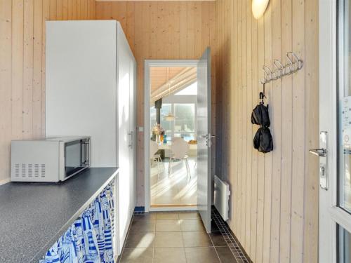 Η κουζίνα ή μικρή κουζίνα στο Holiday Home Gertrud - from the sea by Interhome