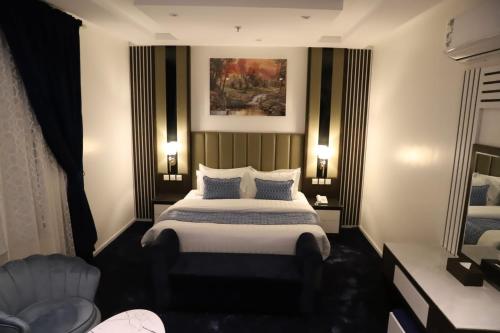 سرير أو أسرّة في غرفة في Golden Bujari Bisha جولدن بوجاري بيشة