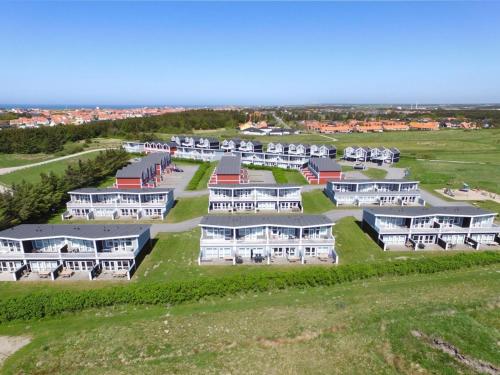 uma vista aérea de uma grande propriedade com casas em Apartment Andersine - 1km from the sea in NW Jutland by Interhome em Lokken