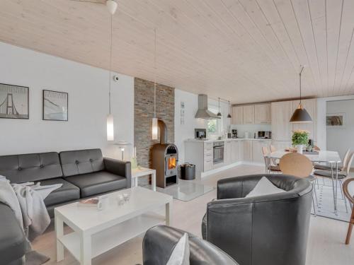 uma sala de estar com um sofá e uma mesa em Holiday Home Kerttuli - 800m from the sea in NE Jutland by Interhome em Hadsund