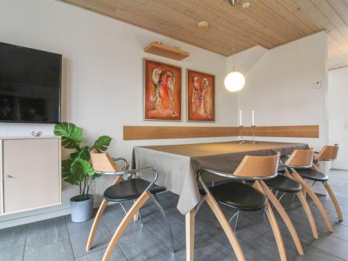 TV a/nebo společenská místnost v ubytování Apartment Hariett - 900m from the sea by Interhome