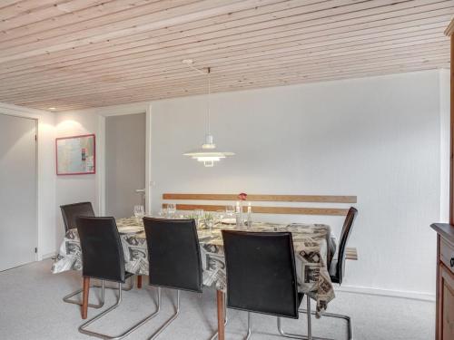 Posezení v ubytování Holiday Home Samine - 100m from the sea by Interhome