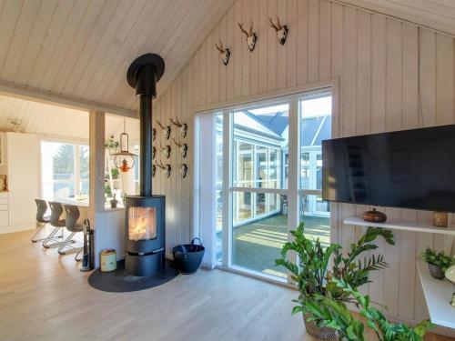 uma sala de estar com lareira e uma porta de vidro deslizante em Holiday Home Eilin - 600m to the inlet in The Liim Fiord by Interhome em Farsø
