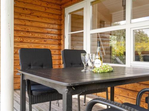 una mesa con una botella de vino y copas de vino en Holiday Home Krister - 250m to the inlet in The Liim Fiord by Interhome en Farsø