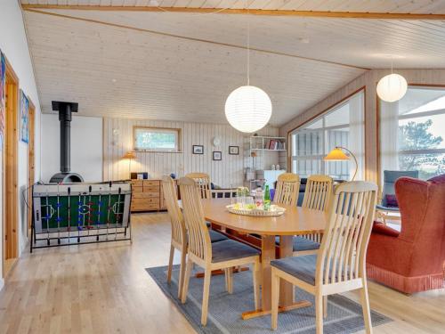 - une cuisine et une salle à manger avec une table et des chaises dans l'établissement Holiday Home Awenita - 50m to the inlet in The Liim Fiord by Interhome, à Løgsted