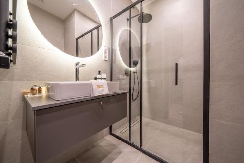 A bathroom at Karoly Boutique Suites, Best Location by BQA