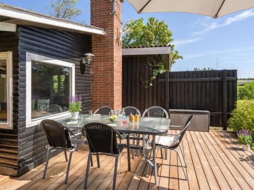 Ein Balkon oder eine Terrasse in der Unterkunft Holiday Home Sigbrit - 450m to the inlet by Interhome