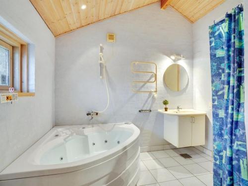 Holiday Home Magh in The Liim Fiord by Interhome في Års: حمام أبيض مع حوض ومغسلة