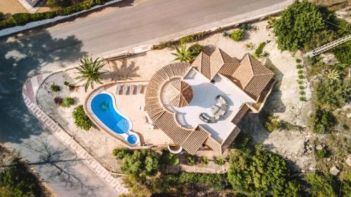 eine Luftaufnahme eines Resorts mit Swimmingpool in der Unterkunft Roca de Leones by United Renters in El Campello