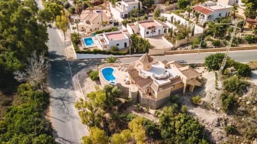 eine Luftaufnahme eines Hauses mit Swimmingpool in der Unterkunft Roca de Leones by United Renters in El Campello