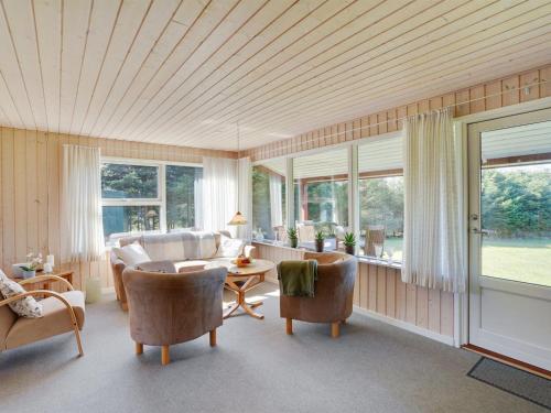 un soggiorno con divano, tavolo e sedie di Holiday Home Josefiina - 450m to the inlet in The Liim Fiord by Interhome a Løgsted
