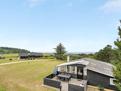 una casa modulare nera con un ampio cortile di Holiday Home Githa - 100m to the inlet in The Liim Fiord by Interhome a Løgstør