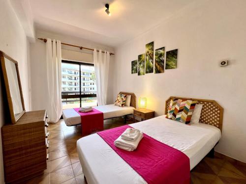 Llit o llits en una habitació de Vilamoura Palm Tree With Pool by Homing