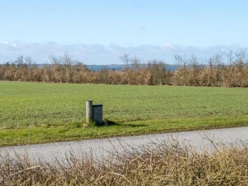 eine Steinkiste auf einem Feld neben einer Straße in der Unterkunft Holiday Home Anselma - 800m to the inlet in The Liim Fiord by Interhome in Farsø