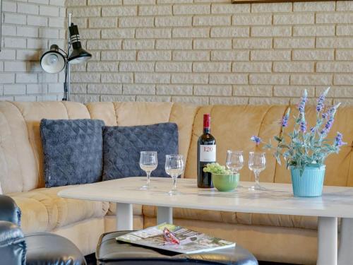 einen Tisch mit Gläsern und eine Flasche Wein in der Unterkunft Holiday Home Anselma - 800m to the inlet in The Liim Fiord by Interhome in Farsø