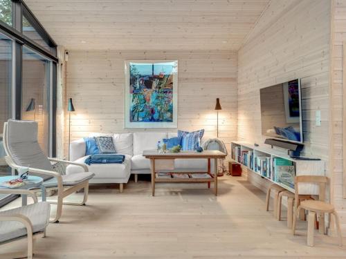 sala de estar con sofá blanco y mesa en Holiday Home Gunnor - 1-3km from the sea in NW Jutland by Interhome en Fjerritslev