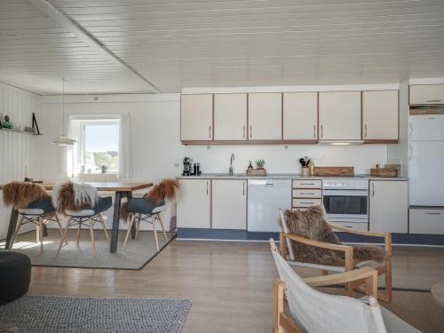 Kuchyň nebo kuchyňský kout v ubytování Apartment Ingomar - 300m from the sea in NW Jutland by Interhome