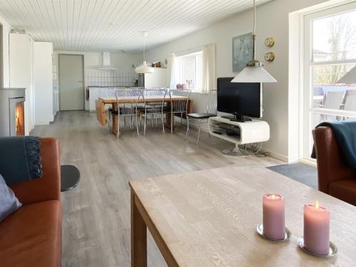 TV a/nebo společenská místnost v ubytování Holiday Home Justine - 600m from the sea by Interhome
