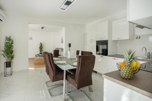 uma cozinha e sala de jantar com mesa e cadeiras em Apartment Radman em Split