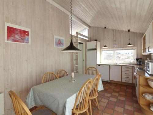 Køkken eller tekøkken på Holiday Home Styrman - 600m from the sea in NW Jutland by Interhome