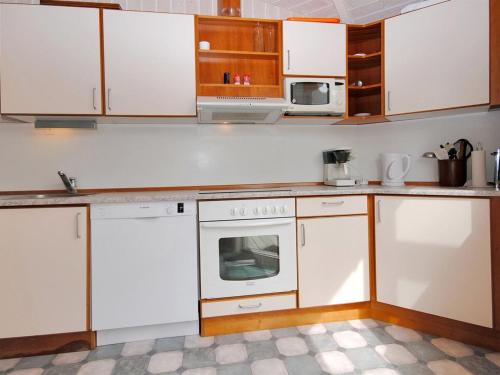 Kjøkken eller kjøkkenkrok på Holiday Home Brynulf - 900m from the sea in NW Jutland by Interhome