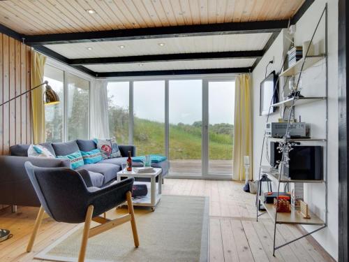 salon z kanapą i telewizorem w obiekcie Holiday Home Stella - 700m from the sea in NW Jutland by Interhome w mieście Hjørring