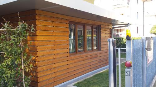 ein Holzgebäude mit Fenstern auf einem Haus in der Unterkunft SelfMatic in Orio al Serio