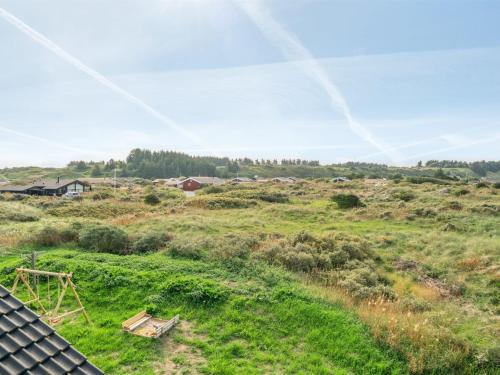 uitzicht op een veld vanaf het dak van een huis bij Holiday Home Iacobus - 400m from the sea in NW Jutland by Interhome in Hjørring