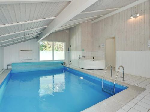 Bazén v ubytování Holiday Home Harriet - 800m from the sea by Interhome nebo v jeho okolí
