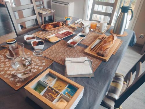 uma mesa com pratos de comida em cima em L'Ansolanette - Chambre d'hôtes em Fuveau