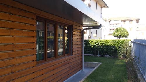 a side of a wooden building with windows at SelfMatic in Orio al Serio