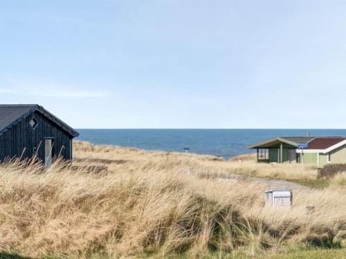 - deux bâtiments sur une plage près de l'eau dans l'établissement Holiday Home Zafirka - 300m from the sea in NW Jutland by Interhome, à Hjørring