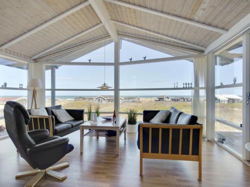 ein Wohnzimmer mit Meerblick in der Unterkunft Holiday Home Konsta - all inclusive - 200m from the sea by Interhome in Hjørring
