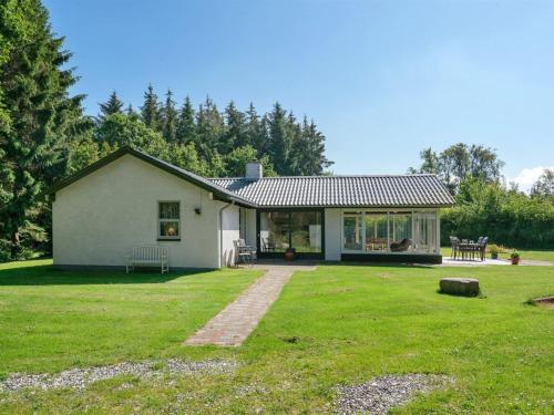 uma pequena casa branca com um grande quintal em Holiday Home Marsa - 1-5km from the sea in NW Jutland by Interhome em Hjørring