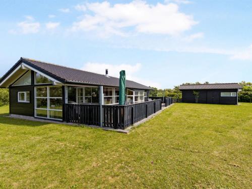 ein Haus mit großem Rasen davor in der Unterkunft Holiday Home Tatyana - 950m from the sea in NW Jutland by Interhome in Hjørring