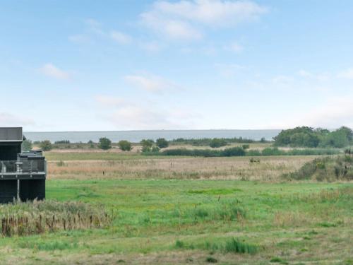 腓特烈港的住宿－Holiday Home Anabel - 500m from the sea in NE Jutland by Interhome，中间有一座建筑的田野