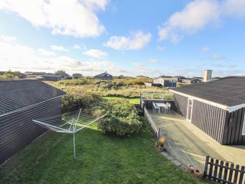 uma vista para o quintal de uma casa em Holiday Home Vili - all inclusive - 500m from the sea by Interhome em Hirtshals