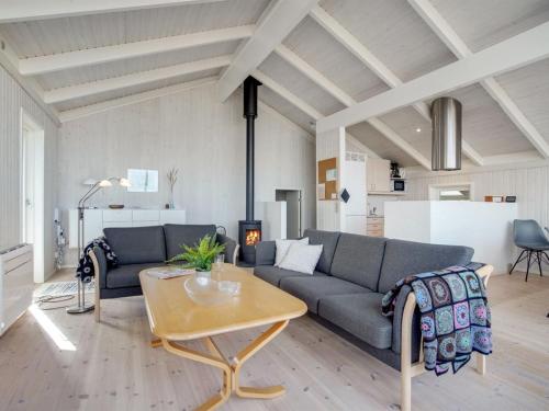 - un salon avec un canapé et une table dans l'établissement Holiday Home Fransisca - 600m from the sea in NW Jutland by Interhome, à Bindslev