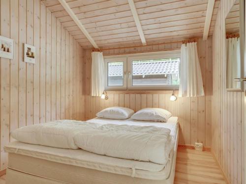 Postel nebo postele na pokoji v ubytování Holiday Home Thomasine - 1-5km from the sea in NE Jutland by Interhome