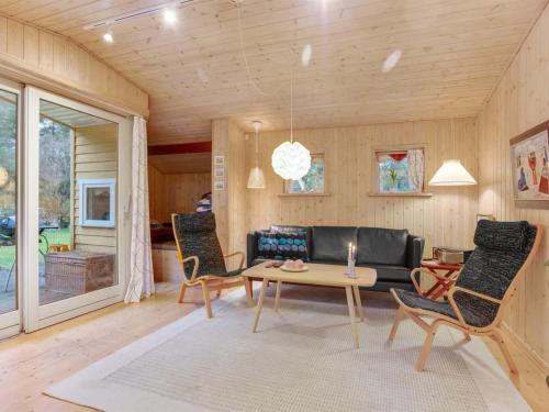 sala de estar con sofá, mesa y sillas en Holiday Home Eljena - 600m from the sea in NE Jutland by Interhome, en Strandby