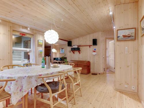 comedor y sala de estar con mesa y sillas en Holiday Home Eljena - 600m from the sea in NE Jutland by Interhome, en Strandby