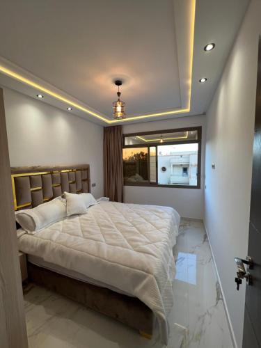 una camera con un grande letto e una finestra di 1 apartment de luxe hay almatar a Nador