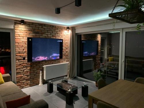 salon z telewizorem na murze w obiekcie Apartament Corner Śrem w mieście Śrem