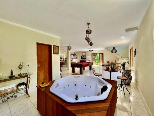 Habitación con baño grande con bañera grande. en casa linda família ou grupo - 35 Km C Jord, en Santo Antônio do Pinhal